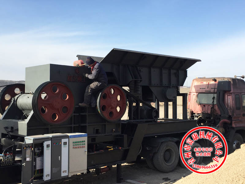 轮胎式风化岩制砂破碎站 轮胎式风化岩制砂破碎站